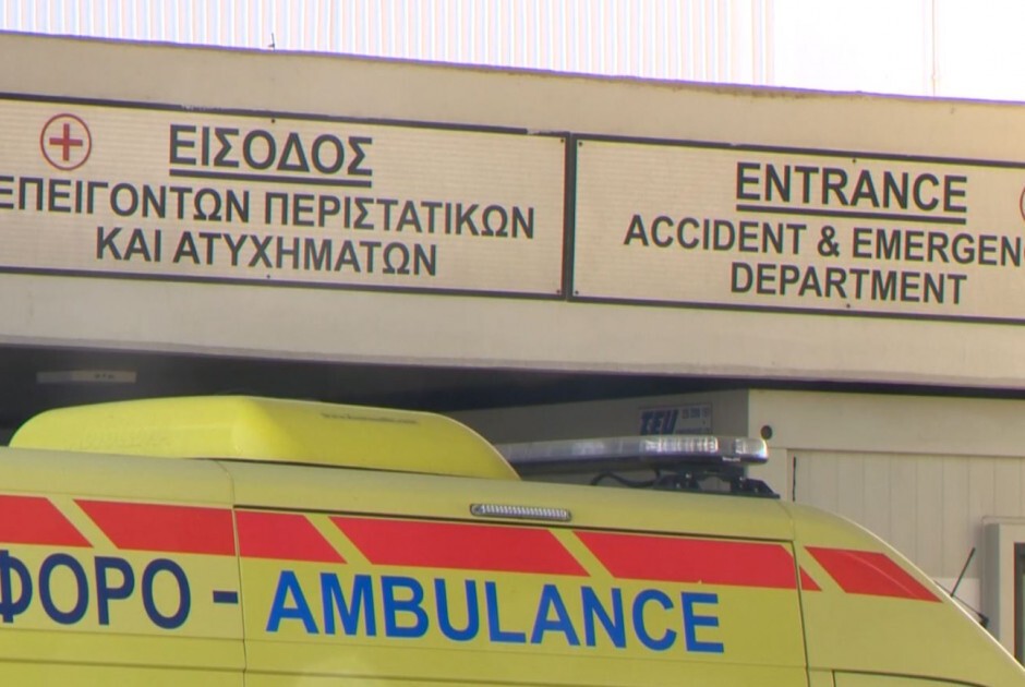 Οδηγός καρφώθηκε σε δέντρο Σε κρίσιμη κατάσταση και διασωληνομένος στην εντατική