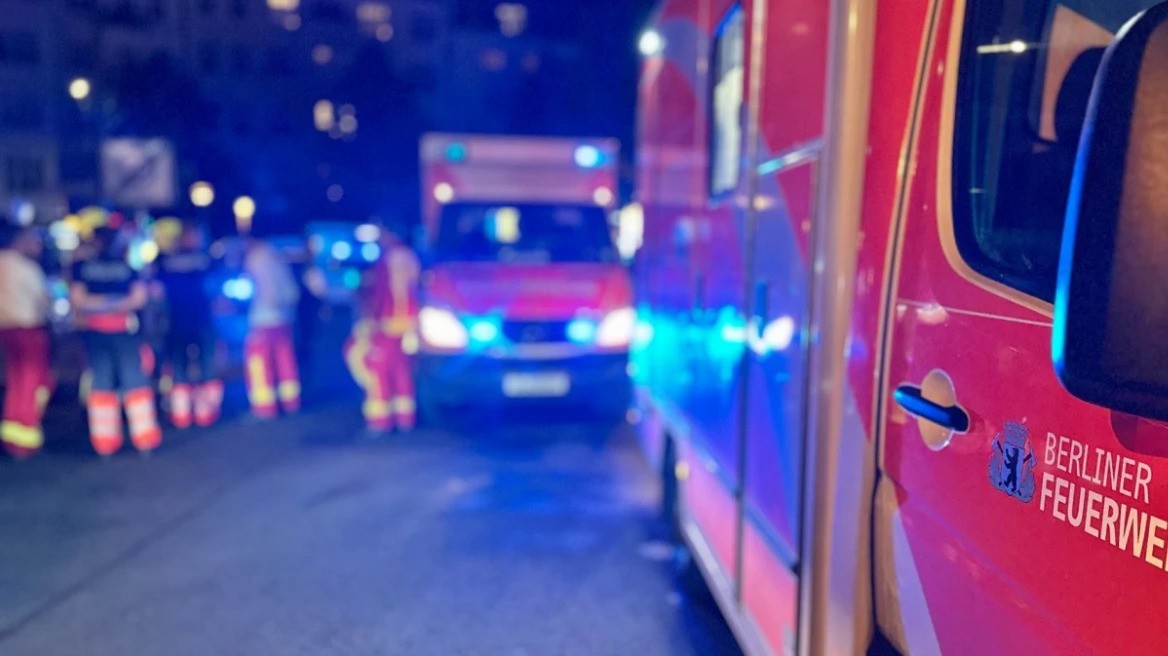 ΒΙΝΤΕΟ: Σοβαρά επεισόδια μεταξύ Ελλήνων οπαδών στο Βερολίνο - Μάχη για τη ζωή δίνει ένα άτομο