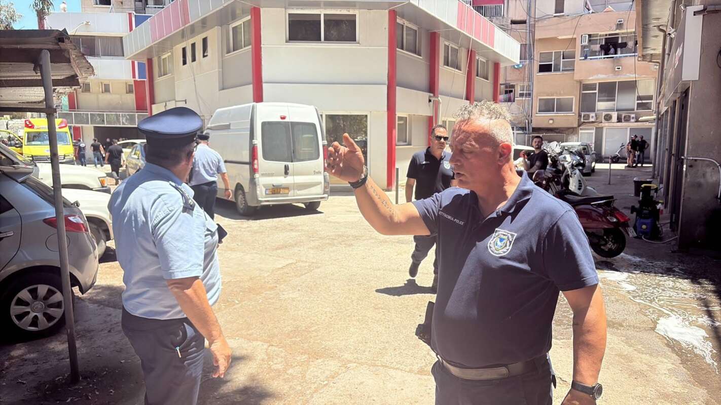 Κρίσιμα ο ένας από τους 3 που πήδηξαν από μπαλκόνι. Παλιό το κτίριο, διαμένουν κυρίως αλλοδαποί (pics-video)