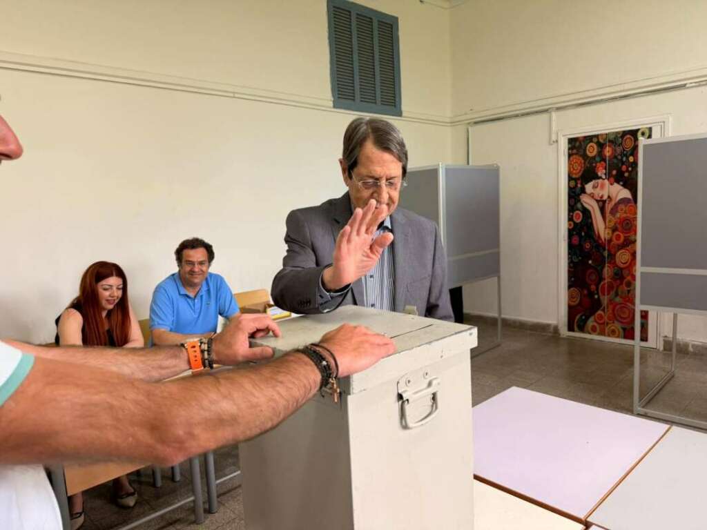 Ψήφισε ο Αναστασιάδης και σχολίασε την πληθώρα υποψηφίων (video)