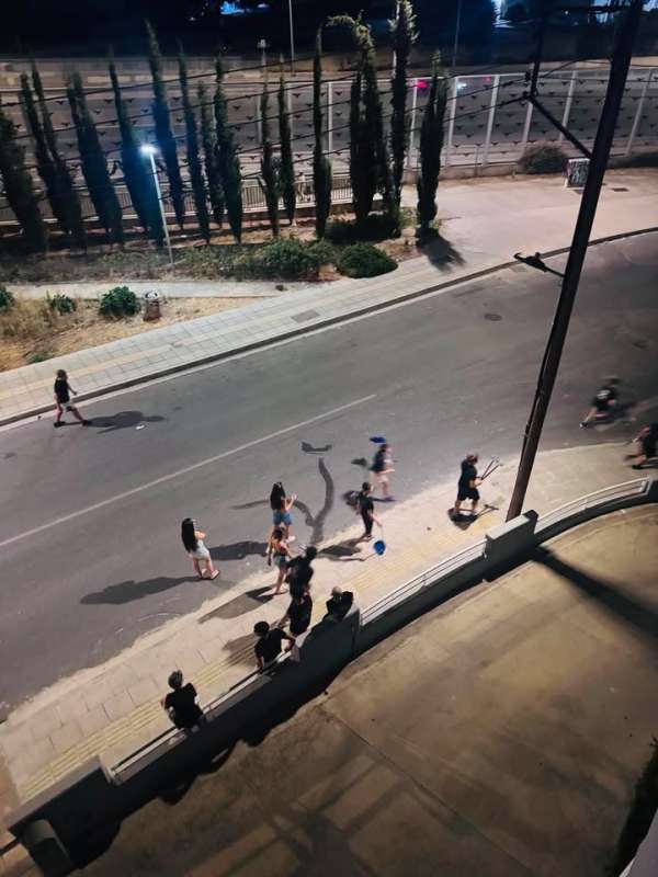 Ανήλικοι τρομοκρατούν κατοίκους στη Λεμεσό -«Πετούν πέτρες σε οδηγούς, ανάβουν φωτιές» (pics-video)
