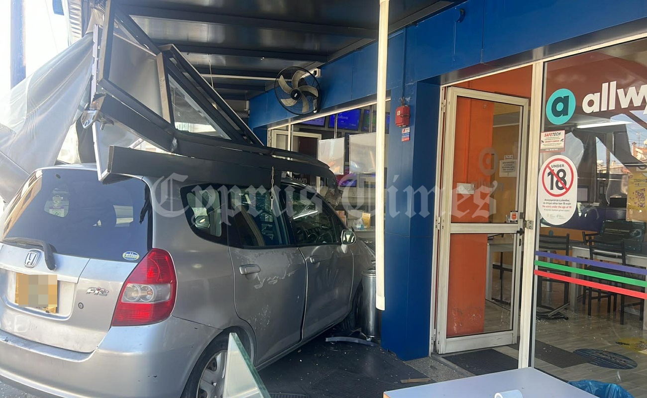 Ηλικιωμένος «μπούκαρε» με το όχημά του σε πρακτορείο στοιχημάτων. Στο Νοσοκομείο θαμώνας και οδηγός (pics)