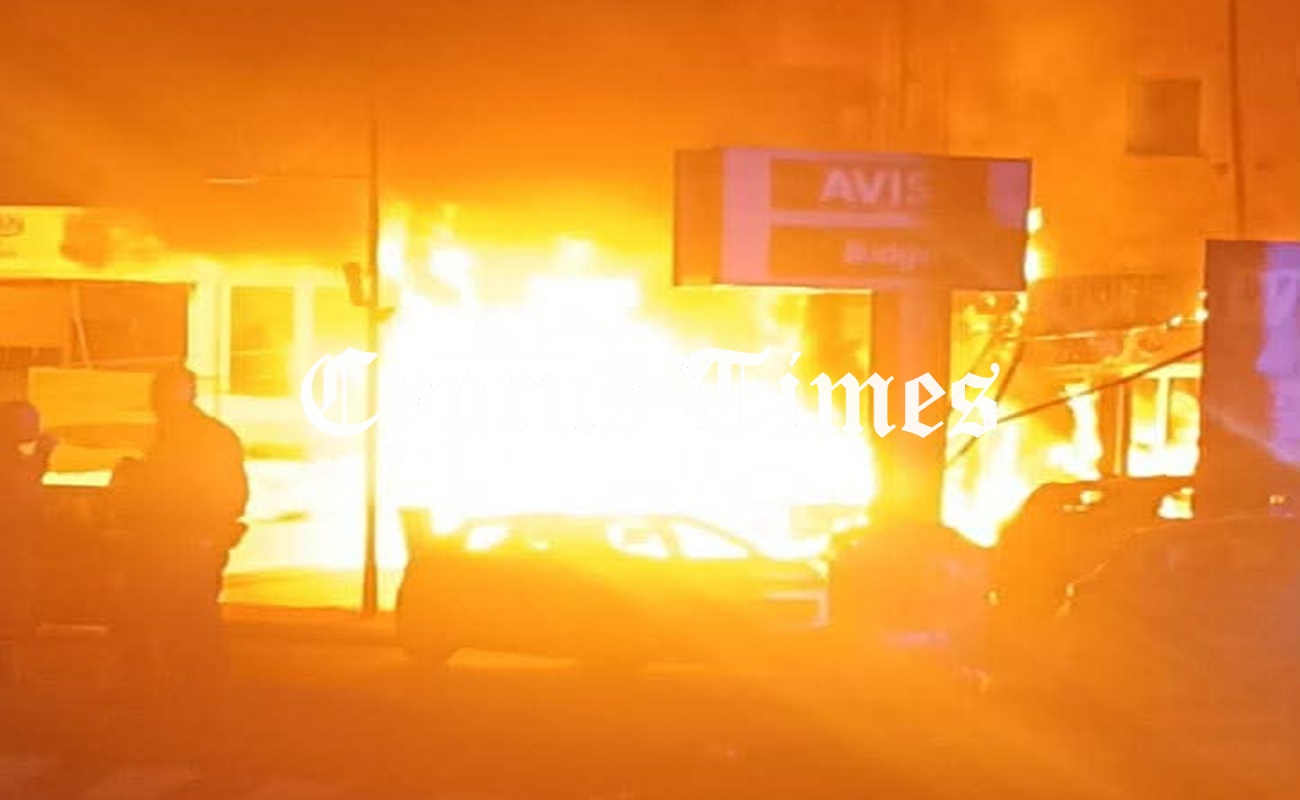 Νέο «χτύπημα» εμπρηστών σε υποστατικό πώλησης πολυτελών οχημάτων στη Λεμεσό (pic)