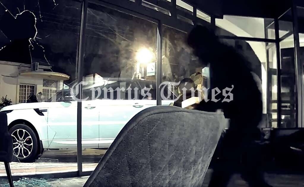 Χειροπέδες σε 28χρονο για τον εμπρησμό καταστήματος με πολυτελή οχήματα στη Λεμεσό (video)