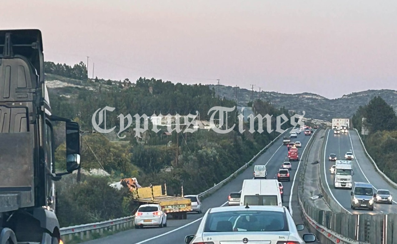 Τροχαίο στον αυτοκινητόδρομο. Φορτηγό έσπασε το κιγκλίδωμα και κατέληξε σε χαντάκι (pics)