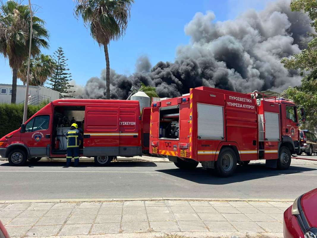 Φλέγεται ολόκληρο το εργοστάσιο στην Αραδίππου. Έρευνα για πιθανόν παγιδευμένους (pics-video)