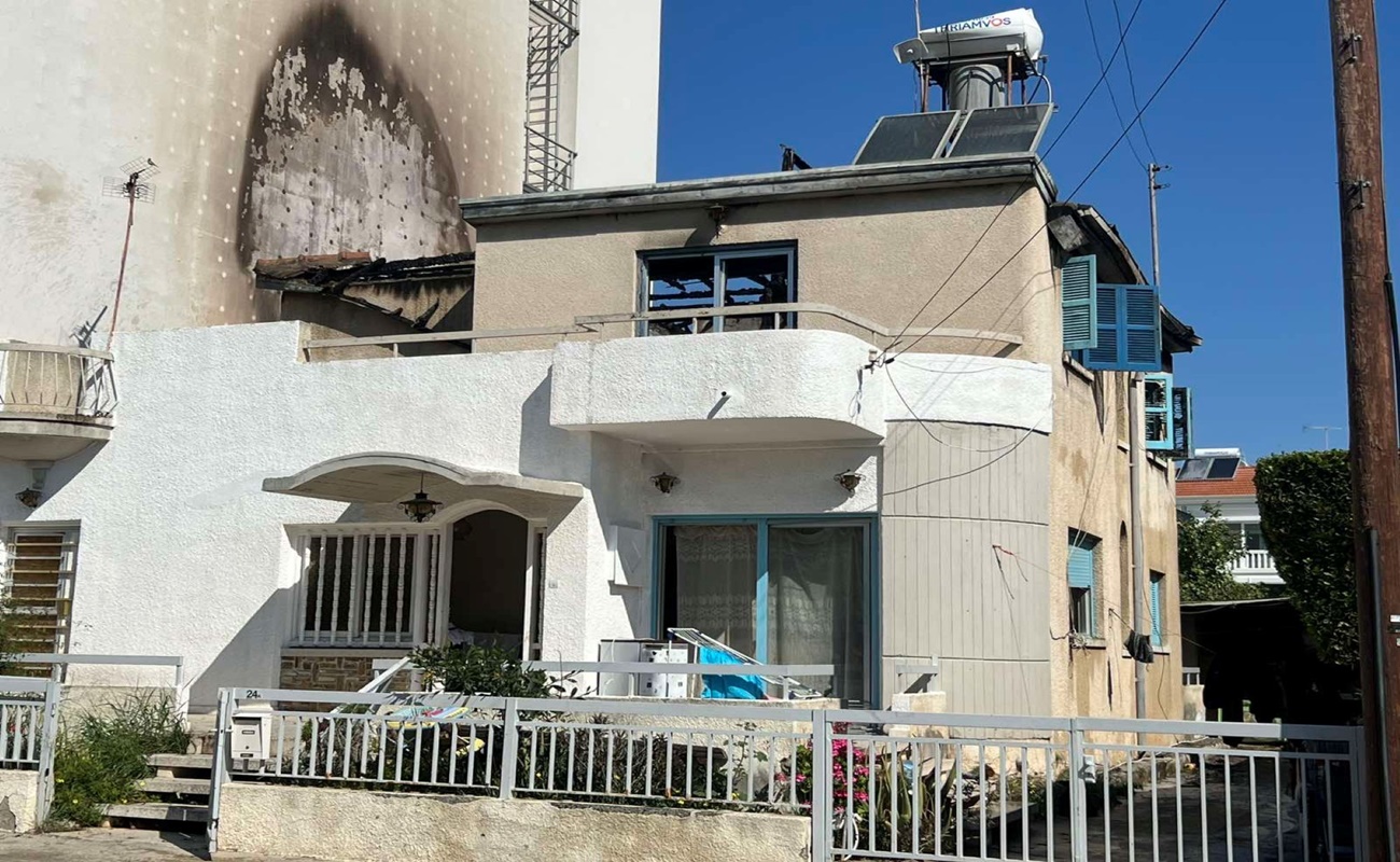 9 άτομα κινδύνευσαν από τη φωτιά στη Λάρνακα. «Επικρατέστερο σενάριο να υπήρξε ηλεκτρικό πρόβλημα»
