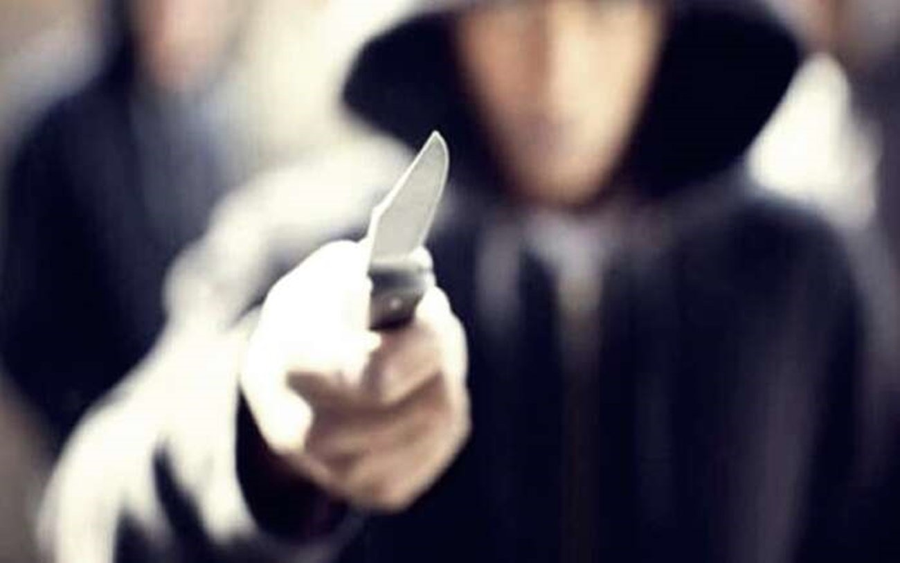 Τους χτύπησε την πόρτα και αφού του άνοιξαν πρόταξε μαχαίρι και τους ξάφρισε