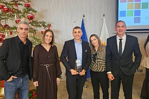 &Tau;&omicron; Financial Wellbeing Institute &tau;&iota;&mu;ή&theta;&eta;&kappa;&epsilon; &mu;&epsilon; &Beta;&rho;&alpha;&beta;&epsilon;ί&omicron; &Beta;&iota;ώ&sigma;&iota;&mu;&eta;&sigmaf; &Alpha;&nu;ά&pi;&tau;&upsilon;&xi;&eta;&sigmaf; 2025