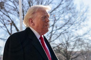 &Omicron; &Pi;&rho;ό&epsilon;&delta;&rho;&omicron;&sigmaf; &Tau;&rho;&alpha;&mu;&pi; &upsilon;&psi;ώ&nu;&epsilon;&iota; &tau;&omicron; &mu;&epsilon;&sigma;&alpha;ί&omicron; &delta;ά&chi;&tau;&upsilon;&lambda;&omicron; &sigma;&epsilon; &epsilon;&rho;&gamma;ά&tau;&eta; &mu;&pi;&rho;&omicron;&sigma;&tau;ά &sigma;&epsilon; &kappa;ά&mu;&epsilon;&rho;&epsilon;&sigmaf;