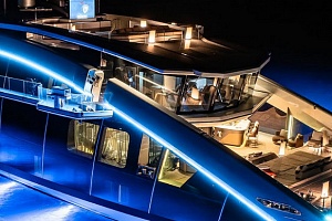 Hofit Golan: Μας ξεναγεί στο luxury καταμαράν όπου έμεινε με τη Ραμόνα Φίλιπ και την Kimberly Guilfoyle