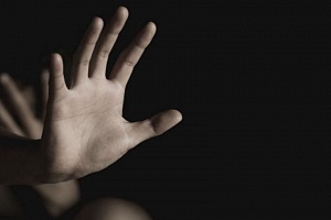 Βίαζε και κακοποιούσε τη σύζυγό του στο Παραλίμνι- Ζήτησε να αφεθεί ελεύθερος