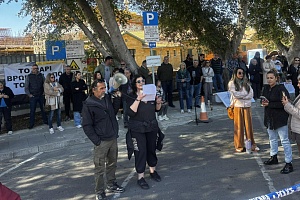 Το ξέσπασμα της Γιώτας έξω από τη Βουλή: «Οικογένειες κινδυνεύουν να χάσουν το σπίτι τους»