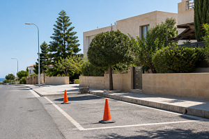 Βάζεις κώνους έξω από το σπίτι για να κρατήσεις πάρκινγκ; Τι επιτρέπεται στην Κύπρο