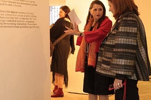 Σφοδρή επίθεση επιμελητών βιβλίου της Μπιενάλε σε Κασσιανίδου-«Γνώριζε και δεν ζήτησε να το μελετήσει»