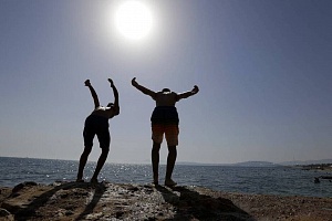 Καιρός για παραλία, στους 39 ο υδράργυρος. Οι προβλέψεις για το τριήμερο του Κατακλυσμού