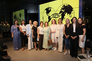 &Eta; BPW &Kappa;ύ&pi;&rho;&omicron;&upsilon; &tau;ί&mu;&eta;&sigma;&epsilon; &tau;&iota;&sigmaf; &gamma;&upsilon;&nu;&alpha;ί&kappa;&epsilon;&sigmaf; &pi;&omicron;&upsilon; &tau;ό&lambda;&mu;&eta;&sigma;&alpha;&nu; &nu;&alpha; &delta;&iota;&epsilon;&kappa;&delta;&iota;&kappa;ή&sigma;&omicron;&upsilon;&nu;: &laquo;&Gamma;&upsilon;&nu;&alpha;ί&kappa;&epsilon;&sigmaf; &sigma;&tau;&eta;&nu; &Pi;&omicron;&lambda;&iota;&tau;&iota;&kappa;ή: &Pi;έ&rho;&alpha; &alpha;&pi;ό &tau;&eta;&nu; &kappa;ά&lambda;&pi;&eta;&raquo;
