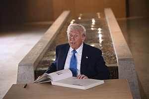 Τραμπ: «Ξέρουμε τον Διάδοχο του Χαμενεΐ» – «Όσο θέλουμε θα συνεχίσουμε»