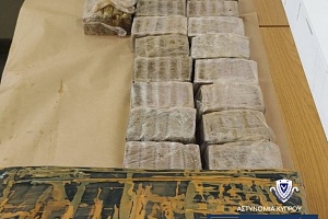 ΦΩΤΟ: Μεγάλη ποσότητα ναρκωτικών, ήταν κρυμμένα σε κοίτη ποταμού στον Ακάμα