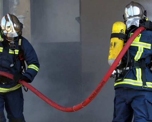 Φωτιά σε διαμέρισμα: Στιγμές τρόμου για ένοικο, καπνικά... στο κρεβάτι η αιτία της πυρκαγιάς
