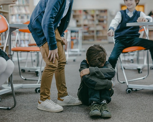 Βία στα σχολεία: Πώς η τεχνολογία και η απαξίωση των εκπαιδευτικών «φουντώνουν» το φαινόμενο