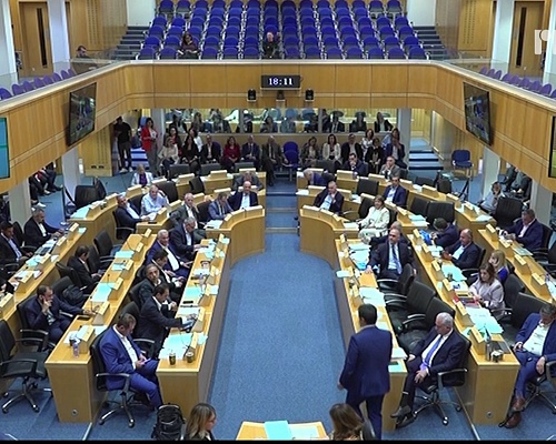 Αυτοδιαλύθηκε η Βουλή μετά την τελευταία της συνεδρίαση-«Λύγισε» η Αννίτα(vid)