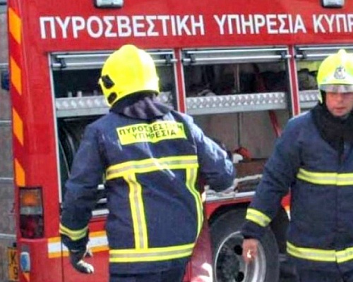 Θρίλερ τα ξημερώματα: Κατέρρευσε η στέγη οικίας στη Λάρνακα από πυρκαγιά, πρόλαβαν και βγήκαν οι έξι ένοικοι