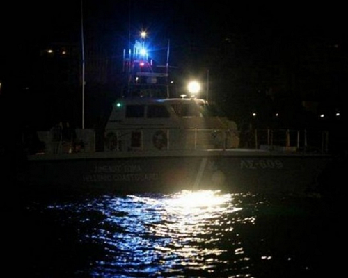 Συναγερμός για ακυβέρνητο σκάφος που προσέκρουσε σε βράχια, στήθηκε επιχείρηση διάσωσης