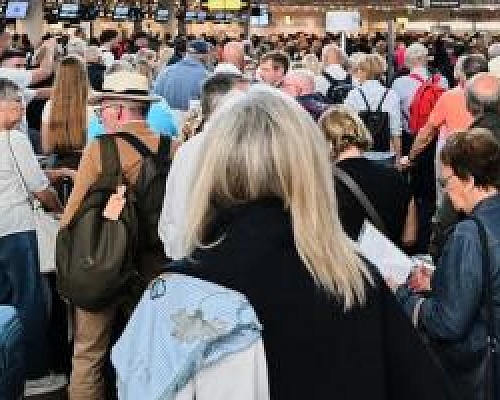 Συνεχίζεται το χάος στα ευρωπαϊκά αεροδρόμια-Ακυρώθηκαν οι μισές πτήσεις μετά τις κυβερνοεπιθέσεις