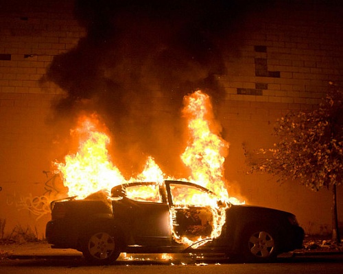 Στις φλόγες όχημα 30χρονου έξω από την οικία του στην Αραδίππου