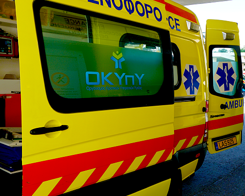 Σφοδρή σύγκρουση Όχημα κτύπησε σε δέντρο και έπιασε φωτιά