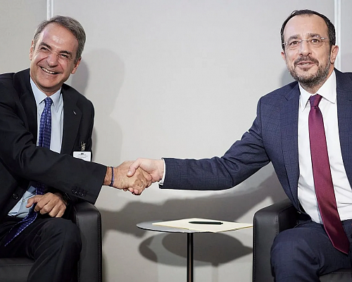 «Έλα, Κυριάκο… να μη νομίζει ο καθένας ό,τι θέλει» – Η ατάκα Χριστοδουλίδη πίσω από τη χειραψία με τον Μητσοτάκη που λέει… πολλά