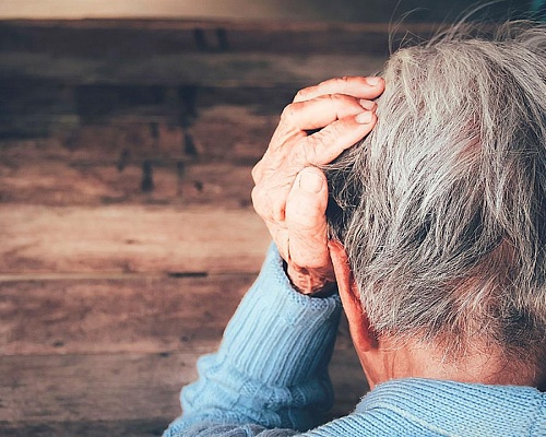 «Σπίτια-κολαστήρια»: Καταγγελίες για κακοποιήσεις ηλικιωμένων στο Κωδικός 56