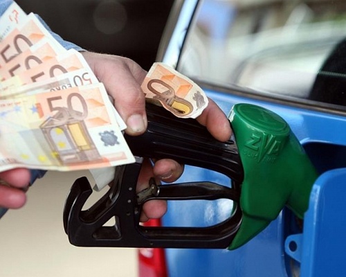 Πόσο αυξήθηκαν οι τιμές στα καύσιμα και πού πρέπει να φτάσουν για να εφαρμοστεί πλαφόν