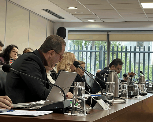 Χαμός και στην Επιτροπή Θεσμών: «Είσαι ένας πολιτικός αλήτης» «Φάουσα» (ΒΙΝΤΕΟ)