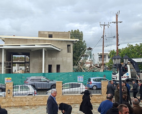 Από καθαρή τύχη αποφεύχθηκαν τα χειρότερα – Κατέρρευσαν σκαλωσιές έργου στο Μενεού δίπλα από δημοτικό σχολείο