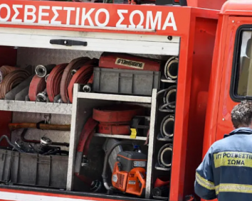 Στις φλόγες τυλίχθηκαν τρεις εγκαταλελειμμένες οικίες τα ξημερώματα Σήμανε συναγερμός