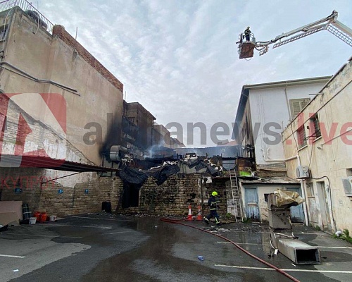 ΦΩΤΟ: Στάχτη και αποκαΐδια έγινε κτίριο στην καρδιά της Λεμεσού