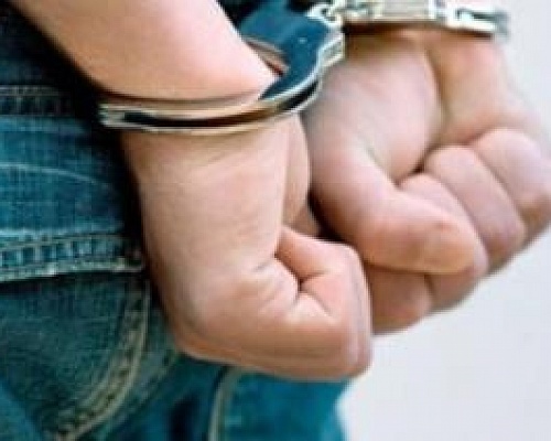 Έκλεψε όχημα, έκαψε τα έγραφα του και προσέκρουσε σε περιπολικό των Βάσεων-Χειροπέδες σε 33χρονο