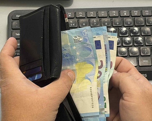 Πώς θα καθορίζεται τελικά ο κατώτατος μισθός; Η νομοθεσία και οι διαφωνίες