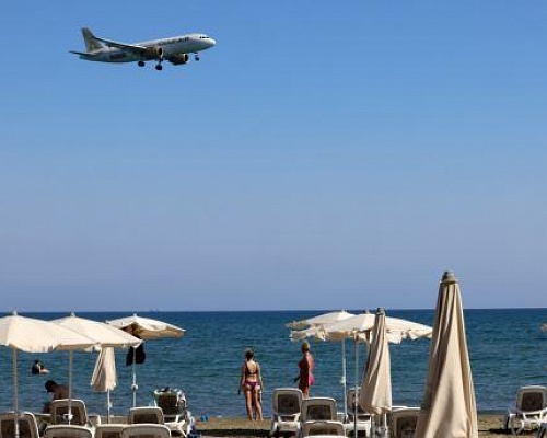 Πτώση 27,6% στις αφίξεις τουριστών τον Απρίλη, 17,9% το τετράμηνο