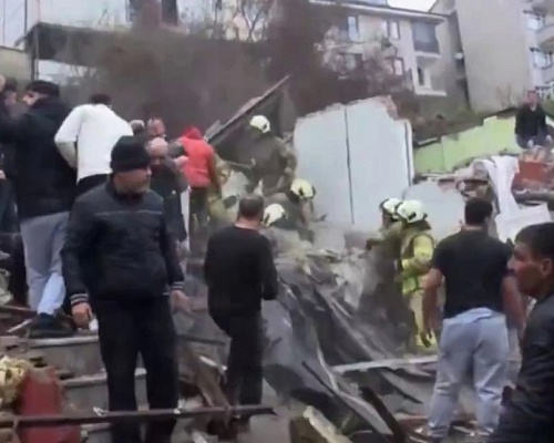 Κωνσταντινούπολη: Κατέρρευσαν δύο κτίρια στο Φατίχ – Μάχη με τον χρόνο για πιθανούς εγκλωβισμένους (ΒΙΝΤΕΟ)