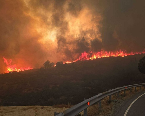 Εγκλωβίστηκαν κάτοικοι στη Λόφου: «Οι φλόγες είναι δίπλα μας - Θα κρούσουμε»