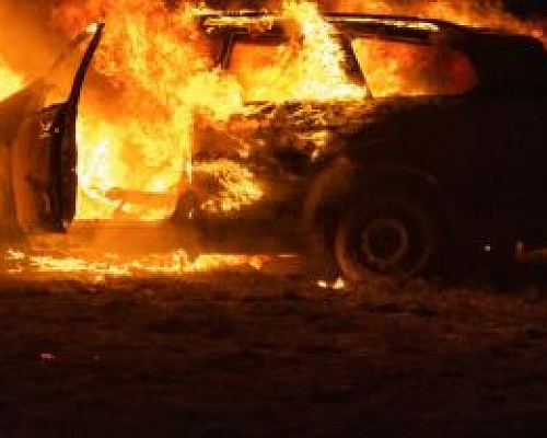Στις φλόγες δύο οχήματα σε Λεμεσό και Λευκωσία-Καταστράφηκε ολοσχερώς το ένα, προκλήθηκαν ζημιές στο δεύτερο