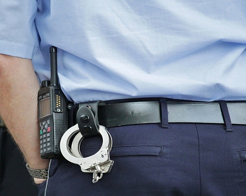 Εξέδιδαν 23χρονη την απήγαγαν και την απειλούσαν. Δύο συλλήψεις