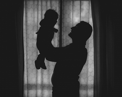 Νέο περιστατικό σοκ: Άφησε το παιδί του στο γραφείο της Επιτρόπου γιατί... δεν μπορεί να το φροντίσει