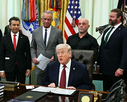 Τραμπ: Παίζει παιχνίδια το Ιράν - Δεν μπορούν να μας εκβιάσουν με το Ορμούζ