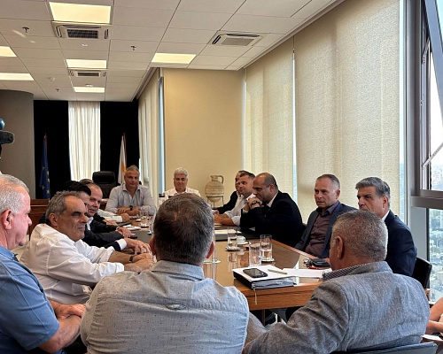 AΤΑ: Συνεχιζονται οι διαβουλεύσεις για εξεύρεση χρυσής τομής Εργοδότες και συντεχνίες μεταβαίνουν στο Υπ. Εργασίας
