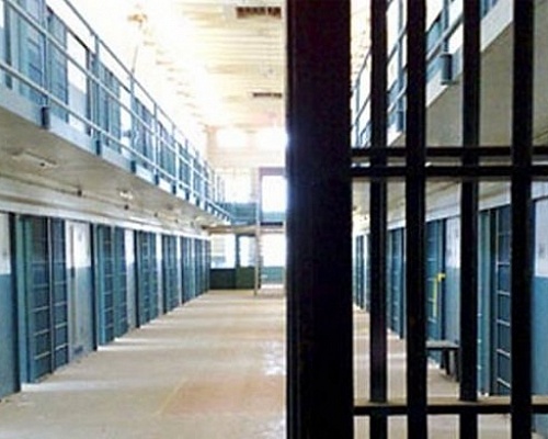 Σε καταστολή και με σοβαρά εγκαύματα ο 39χρονος κρατούμενος στο κελί του οποίου ξέσπασε η φωτιά στα Κρατητήρια Λεμεσού