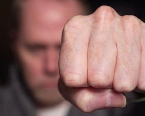 Άγνωστος «μπούκαρε» σε κλειστό γήπεδο σχολείου Γρονθοκόπησε άνδρα που παρακολουθούσε προπόνηση 
